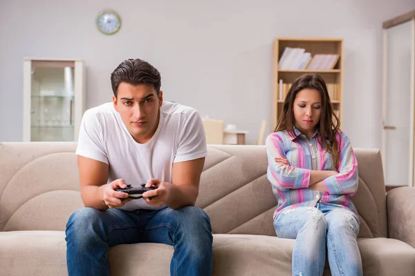 Jovem família sofrendo de dependência de jogos de computador — Fotografia de Stock