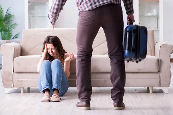 Famiglia giovane nel concetto di relazione interrotta — Foto Stock