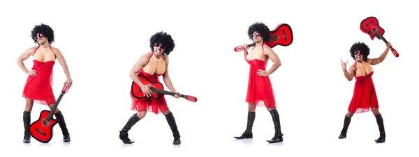 Man i kvinna kläder med gitarr — Stockfoto