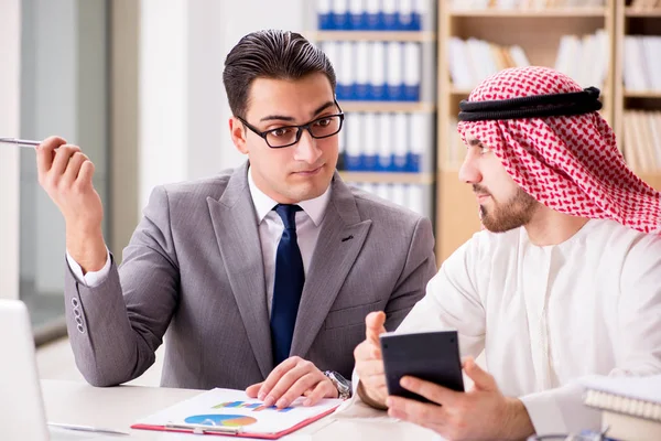 Diverso concepto de negocio con hombre de negocios árabe — Foto de Stock