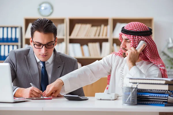 Diverso concetto di business con uomo d'affari arabo — Foto Stock