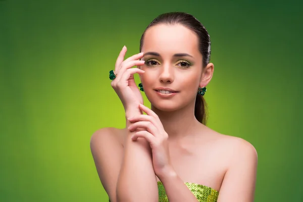 Jonge vrouw in schoonheid concept op groene achtergrond — Stockfoto