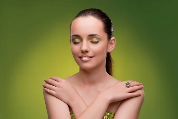 Mujer joven en concepto de belleza sobre fondo verde — Foto de Stock