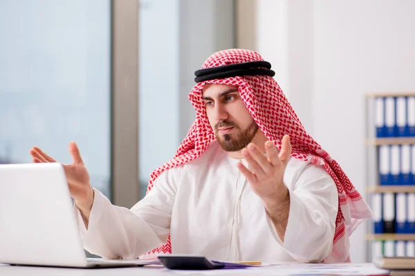 Arab üzletember dolgozik laptop számítógép — Stock Fotó
