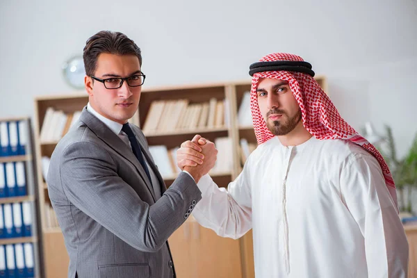 アラブビジネスマンとの多様なビジネスコンセプト — ストック写真