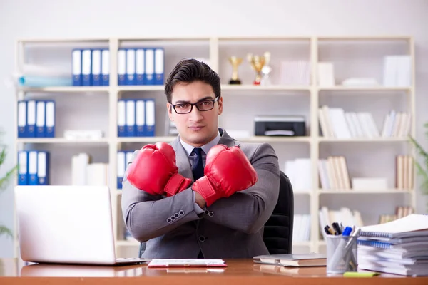 Wütender aggressiver Geschäftsmann mit Boxhandschuhen — Stockfoto