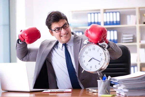 Wütender Geschäftsmann mit Boxhandschuhen im Zeitmanagement-Konzept — Stockfoto