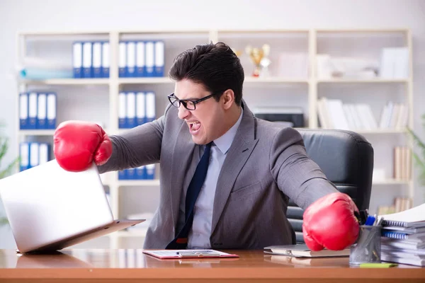 Arg aggressiv affärsman med boxningshandskar — Stockfoto