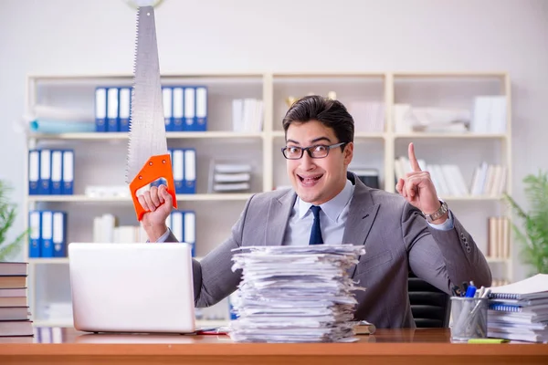 オフィスでの怒っている積極的なビジネスマン — ストック写真