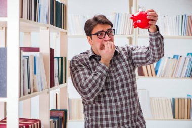 Pahalı ders kitapları konsepti içinde genç bir öğrenci