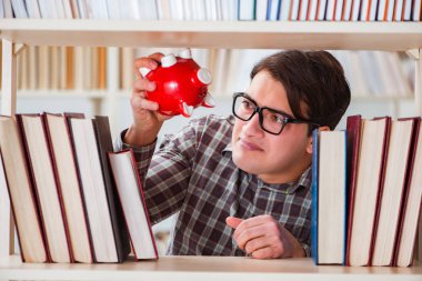 Pahalı ders kitapları konsepti içinde genç bir öğrenci