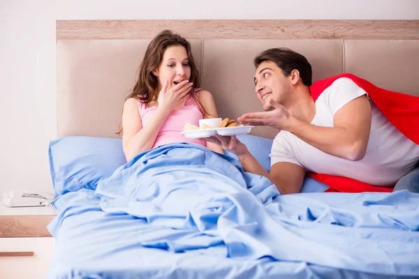 Super held echtgenoot in bed — Stockfoto