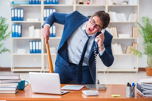Homem de negócios agressivo irritado no escritório — Fotografia de Stock