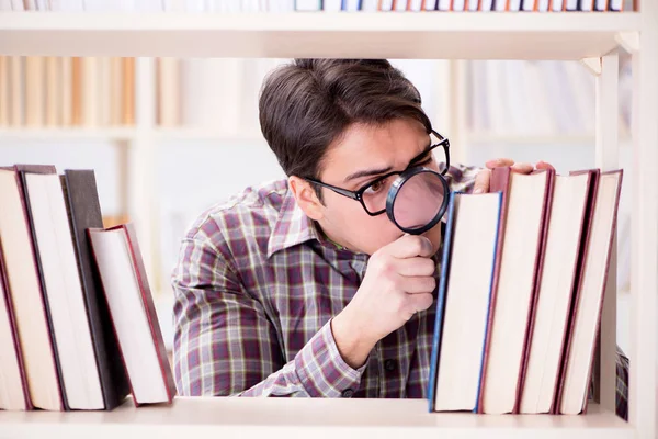 Junge Studentin sucht Bücher in College-Bibliothek — Stockfoto