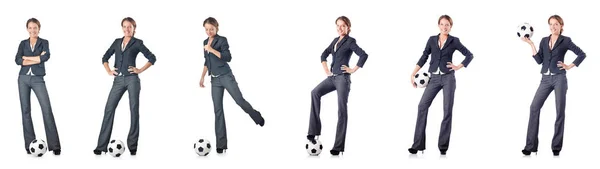 Affärskvinna med fotboll på vitt — Stockfoto