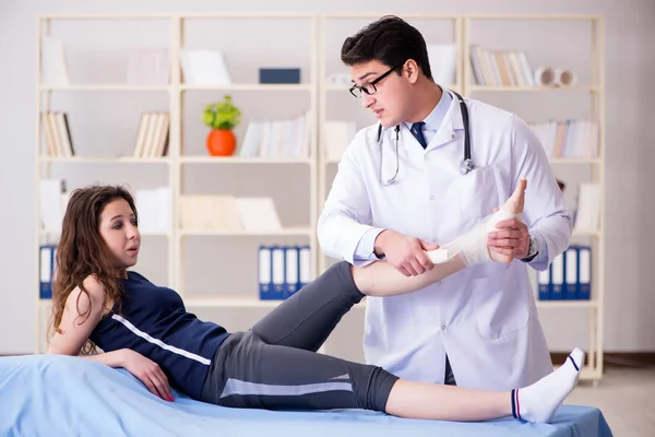 Traumatologista está cuidando do paciente — Fotografia de Stock