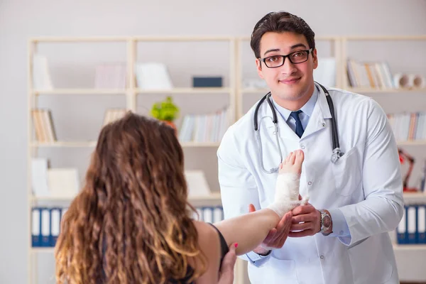 Traumatologist is taking care of the patient — Stock Photo, Image