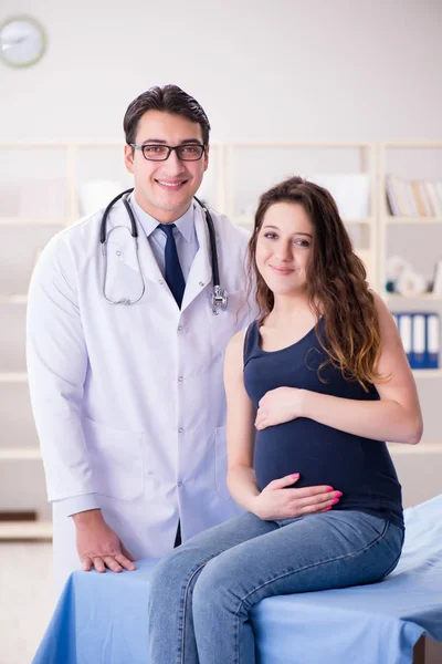 Medico esaminando paziente donna incinta — Foto Stock