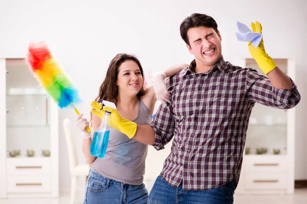 A feleség és a férj otthon takarít. — Stock Fotó