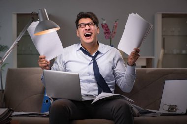 İşadamı işkolik evde geç saatlere kadar çalışıyor