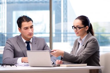 İş adamları ofiste tartışıyorlar.