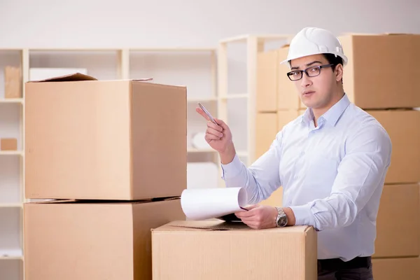 Man die werkt in de verhuisdienst van dozen — Stockfoto