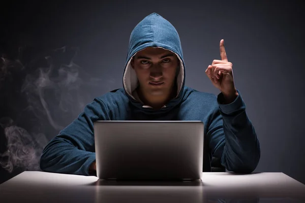 Hacker informático que trabaja en la habitación oscura —  Fotos de Stock