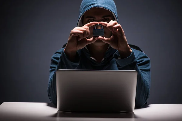 Computer-Hacker arbeiten im Darkroom — Stockfoto