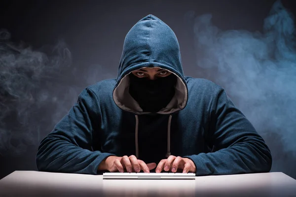 Computer hacker werkt in donkere kamer — Stockfoto