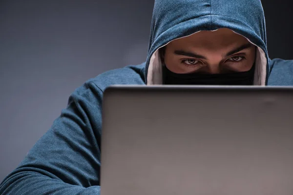 Computer hacker werkt in donkere kamer — Stockfoto