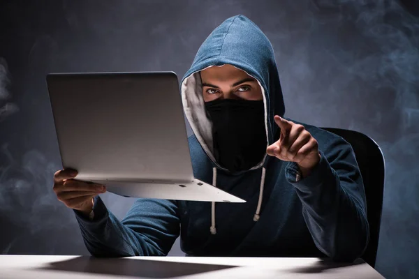 Computer hacker werkt in donkere kamer — Stockfoto