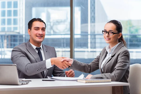 Empresarios discutiendo en la oficina —  Fotos de Stock