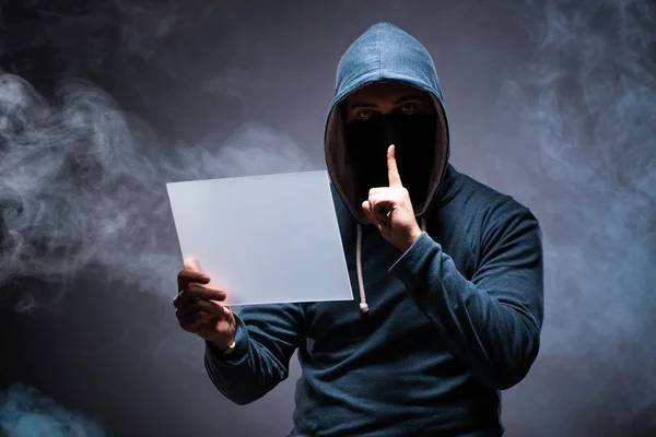 Hacker care lucrează pe tabletă în întuneric — Fotografie, imagine de stoc