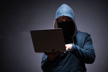 Karanlık odada kaputu giyen hacker
