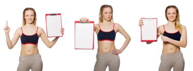 Beyaz not defteri olan genç bir kadın.