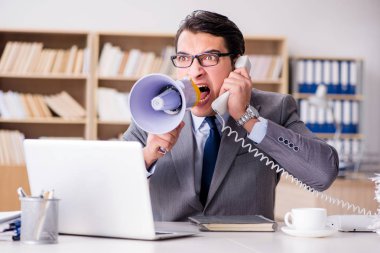 Ofiste çok işi olan kızgın bir işadamı.