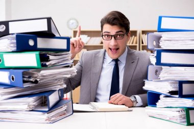 Aşırı çalışma nedeniyle stresli bir işadamı