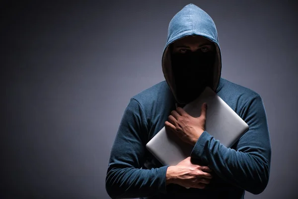 Hacker memakai kerudung di ruang gelap — Stok Foto