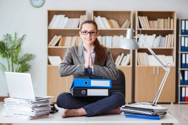 Empresária meditando no escritório — Fotografia de Stock