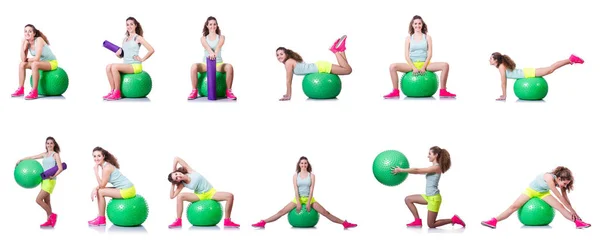 Mujer joven con pelota haciendo ejercicio sobre blanco — Foto de Stock