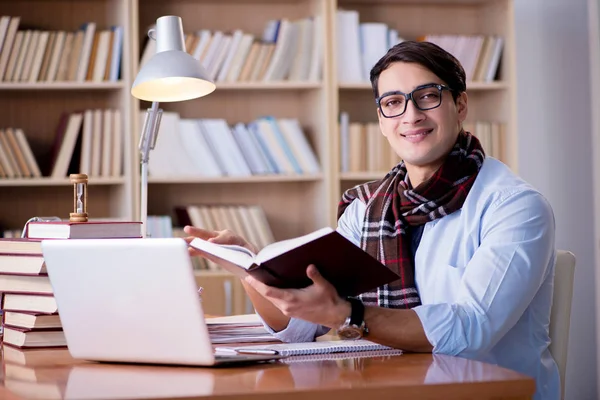 Joven escritor trabajando en la biblioteca — Foto de Stock