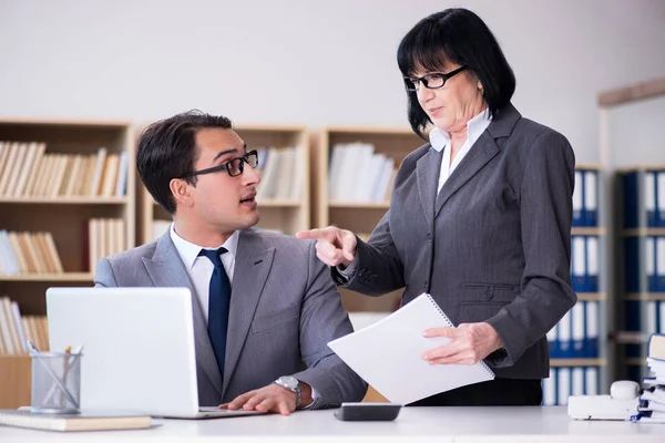 Geschäftspaar diskutiert im Büro — Stockfoto