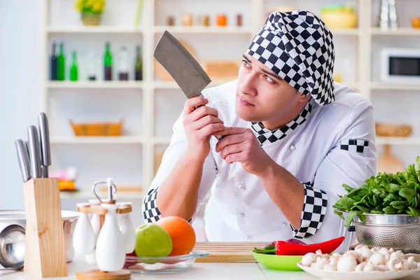 Cocinero joven trabajando en la cocina — Foto de Stock