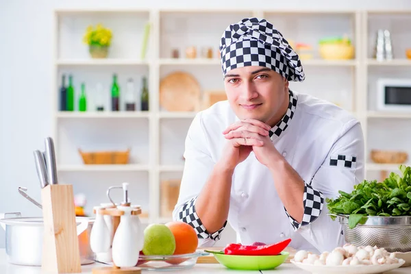 Jovem cozinheiro do sexo masculino trabalhando na cozinha — Fotografia de Stock