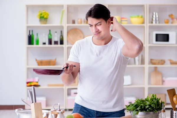 Jovem cozinheiro do sexo masculino trabalhando na cozinha — Fotografia de Stock