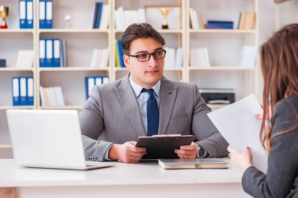 Reunión de negocios entre hombre de negocios y mujer de negocios — Foto de Stock