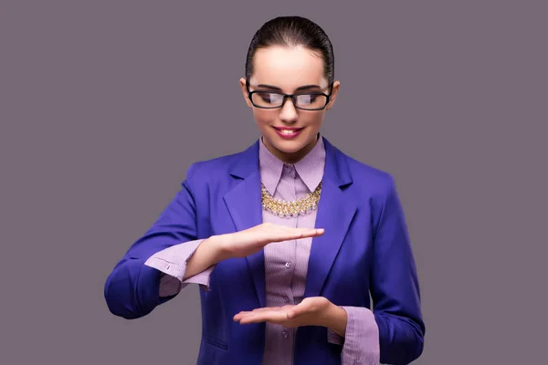 Geschäftsfrau hält Händchen auf grauem Hintergrund — Stockfoto