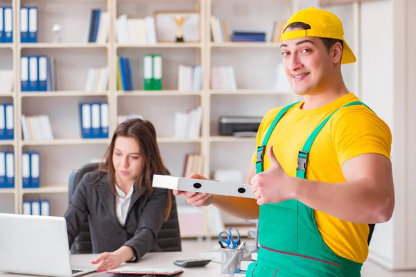 Postbode bezorgt pakketje op kantoor — Stockfoto