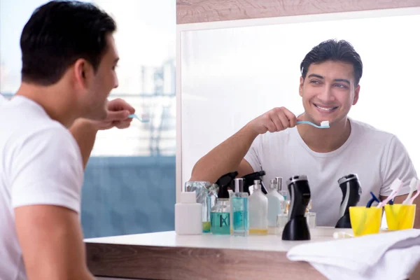 Jóképű férfi fogat mos reggel. — Stock Fotó