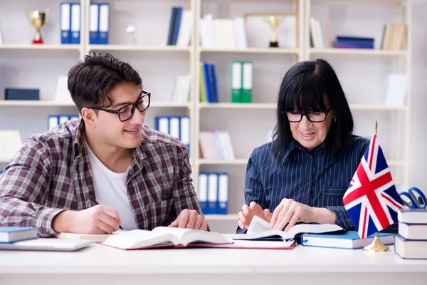 Joven estudiante extranjero durante la lección de inglés — Foto de Stock